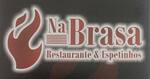 Logotipo Na Brasa Restaurante e Espetinhos