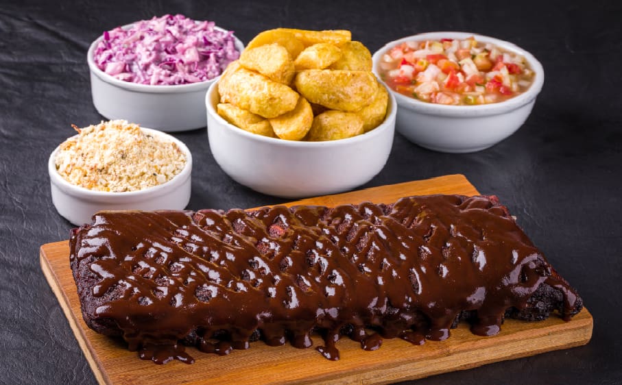 Costelinha barbecue + arroz + batata + farofa + coleslaw