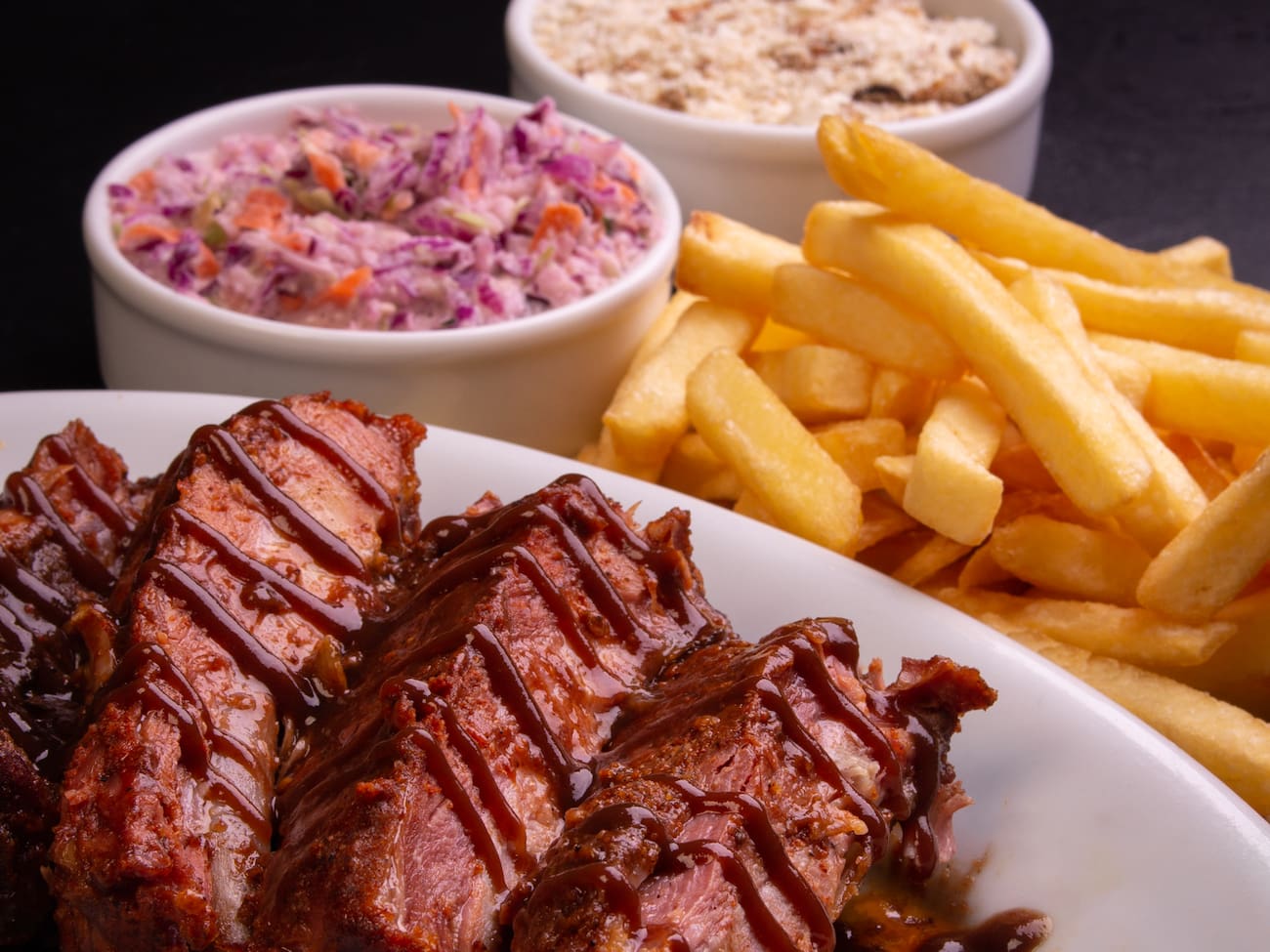 Costelinha barbecue 1/2 peça + arroz + batata + farofa + coleslaw