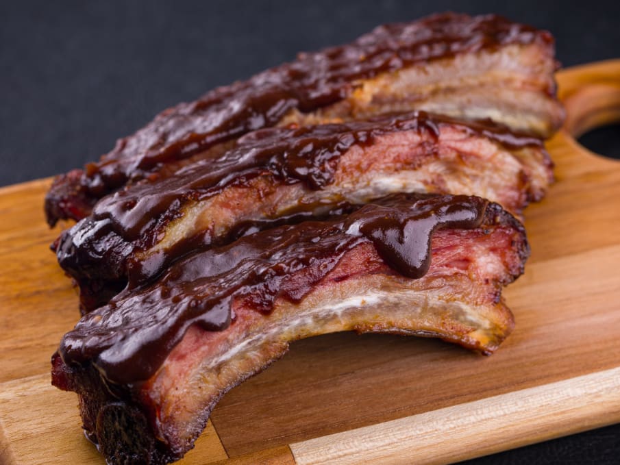 Costelinha barbecue defumada 1/2 peça (Baby Ribs On The Barbecue)