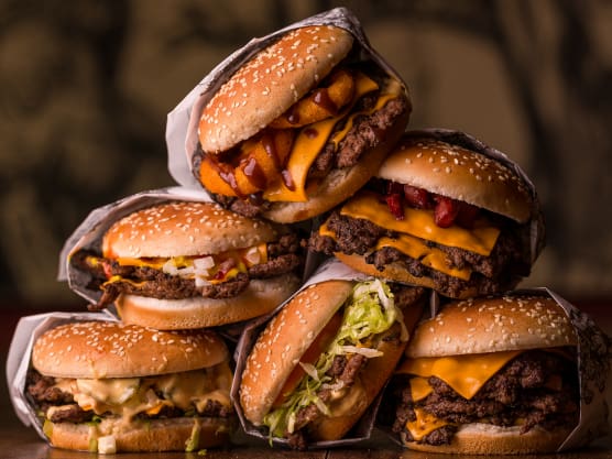 2 Smash Burgers + 2 Acompanhamentos + 2 Bebidas