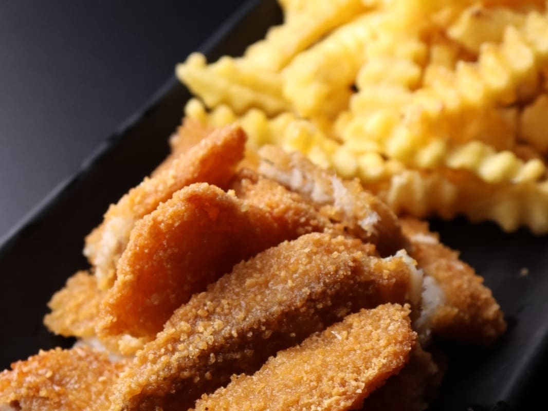 Tilápia empanada e fritas