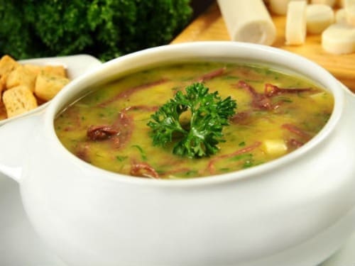 Caldo de mandioca com costela desfiada