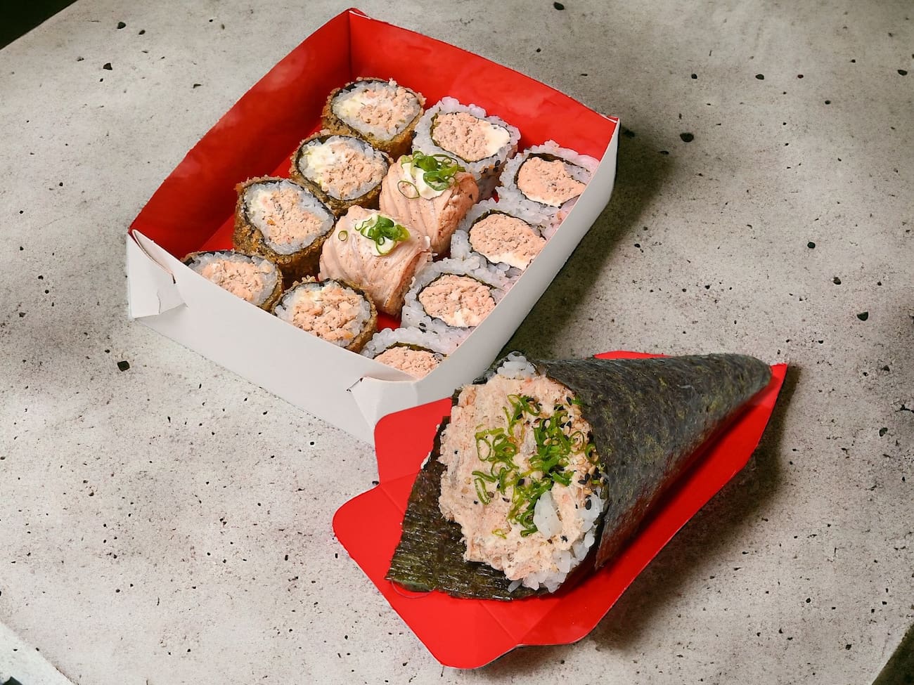 Combinado Salmão grelhado (12 peças) + Temaki Salmão Grelhado