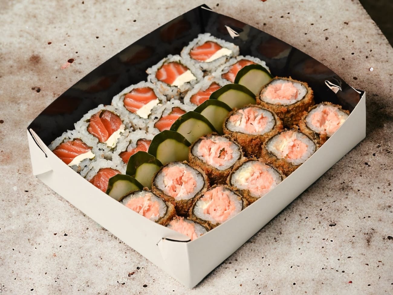 10 Uramaki Filadélfia + 10 Hot roll salmão
