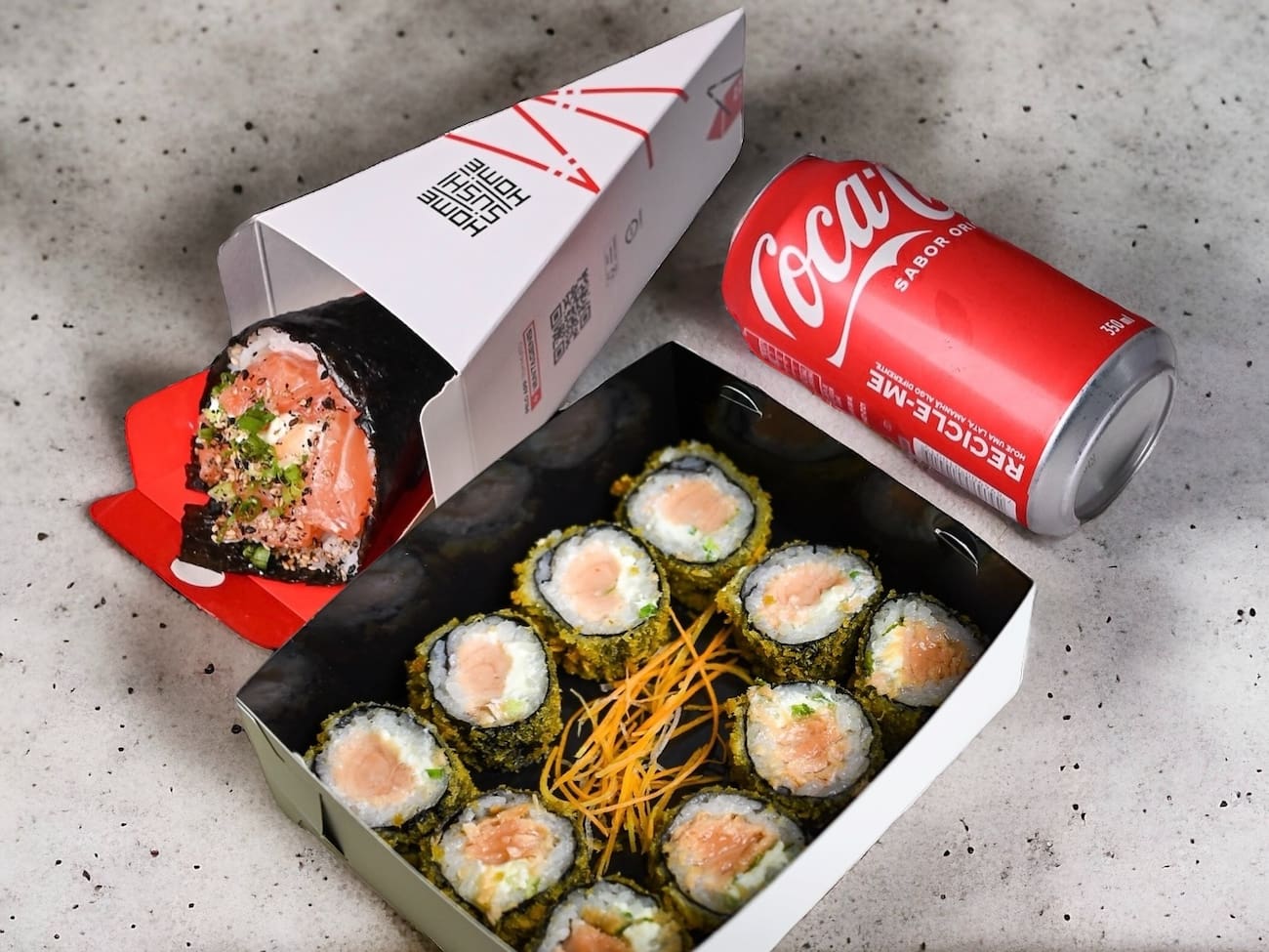01 Temaki de salmão + 10 Hot roll salmão + 1 Refrigerante 350 ml