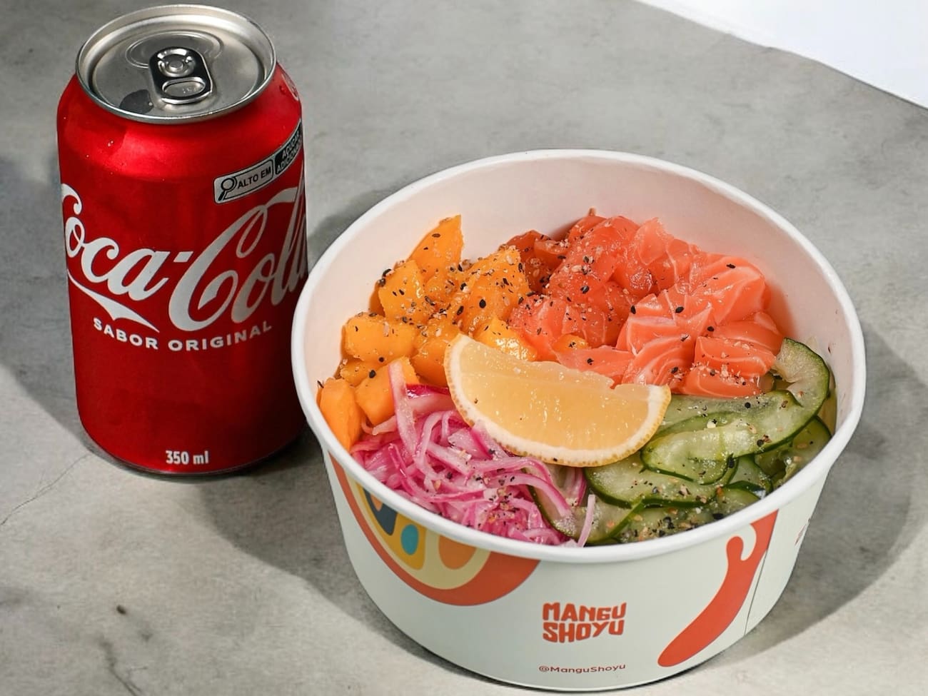 Poke de salmão + Coca-Cola 350 ml