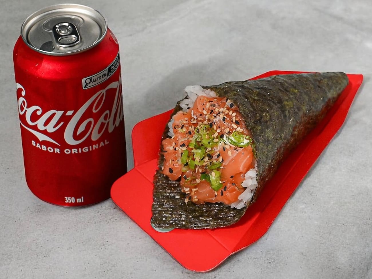 Temaki de salmão + Coca-Cola 350 ml